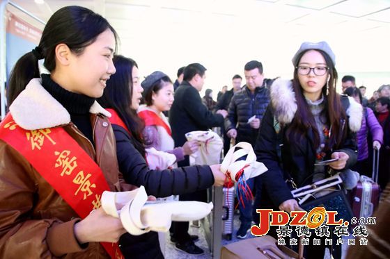 景德镇“御窑景巷号”动车组列车昨日首发