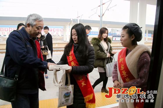 景德镇“御窑景巷号”动车组列车昨日首发