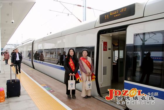景德镇“御窑景巷号”动车组列车昨日首发