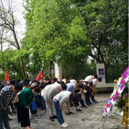 市古镇公司党支部联合石狮埠街道组织开展清明扫墓活动