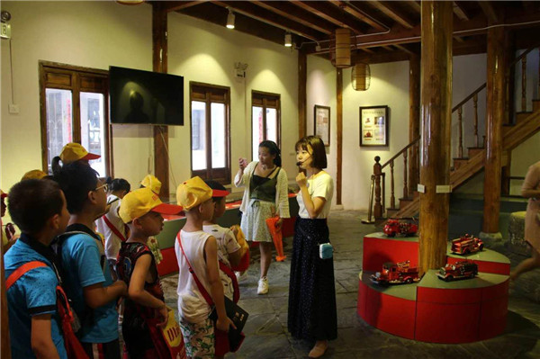 小记者参观御窑景巷水龙会 学习消防安全知识