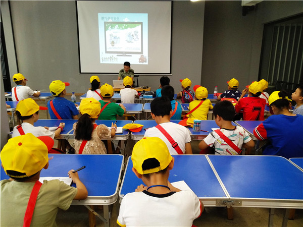 小记者参观御窑景巷水龙会 学习消防安全知识