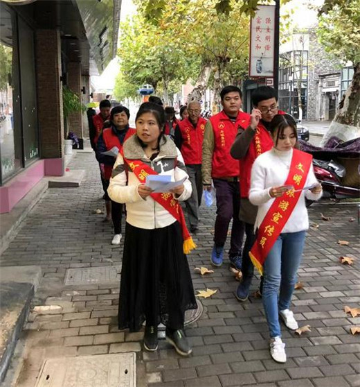 市古镇公司御窑景巷党支部联合石狮埠街道开展卫生宣传活动.