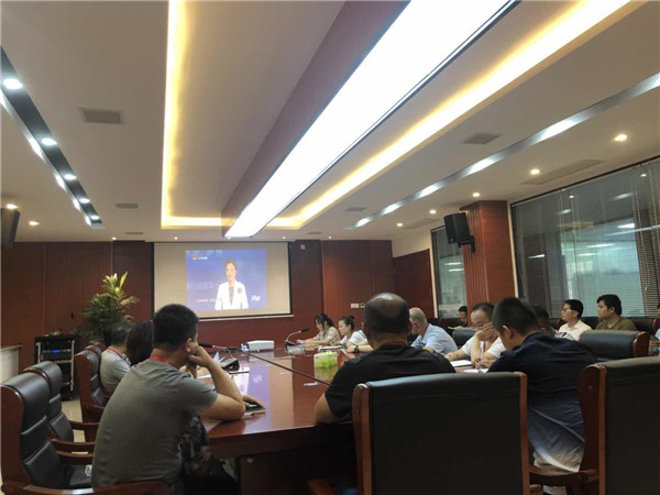 市古镇公司组织干部职工集中观看电视节目《问政》