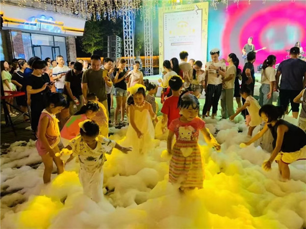 “御见·仲夏”啤酒音乐节在御窑景巷成功举办