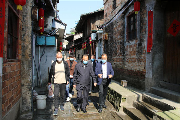 黄金龙现场调度三河村昌江水生态保护提升工程征收工作