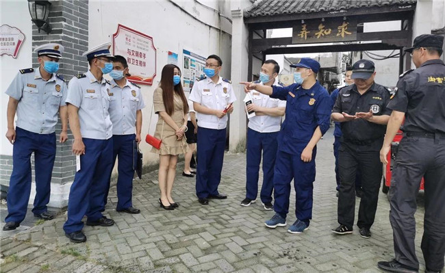 省消防救援总队督导组深入御窑景巷督导“两会”期间消防安全工作