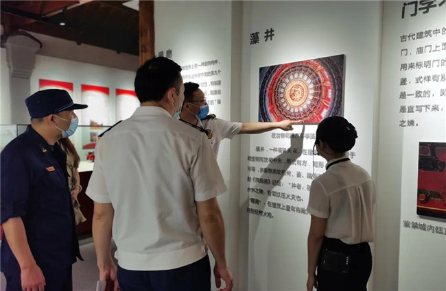 省消防救援总队督导组深入御窑景巷督导“两会”期间消防安全工作