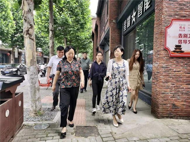 省侨联主席张知明到御窑景巷参观考察