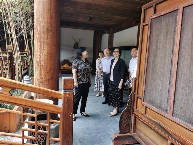 省侨联主席张知明到御窑景巷参观考察