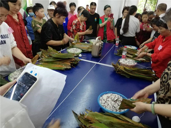 古镇历思联行物业公司开展业主包粽子比赛