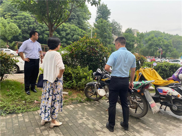童小英检查古镇天御小区环境卫生整治工作