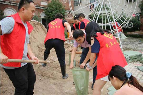 党建引领战洪峰--市古镇投资公司全员行动确保安全度汛