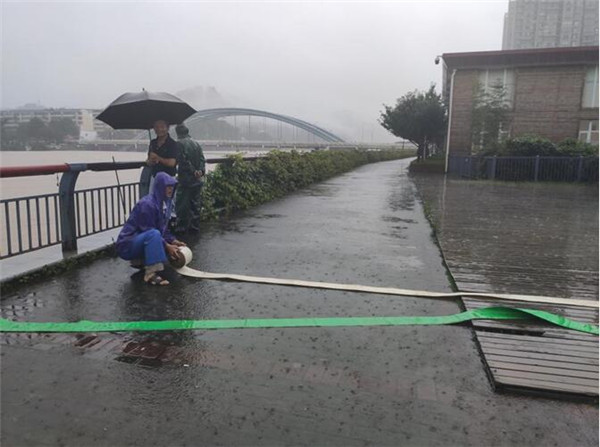 党建引领战洪峰--市古镇投资公司全员行动确保安全度汛