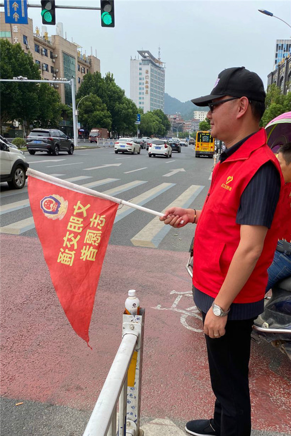 市古镇投资公司工会积极组织员工参与文明交通志愿服务活动
