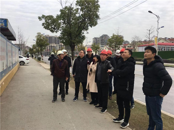 公司领导检查指导竟成小学停车场项目