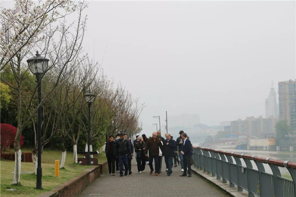 古巴共和国驻华大使卡洛斯一行参观考察御窑景巷
