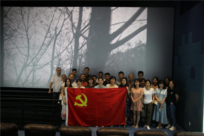 市古镇投资公司党总支组织集中观看建党百年献礼影片《革命者》