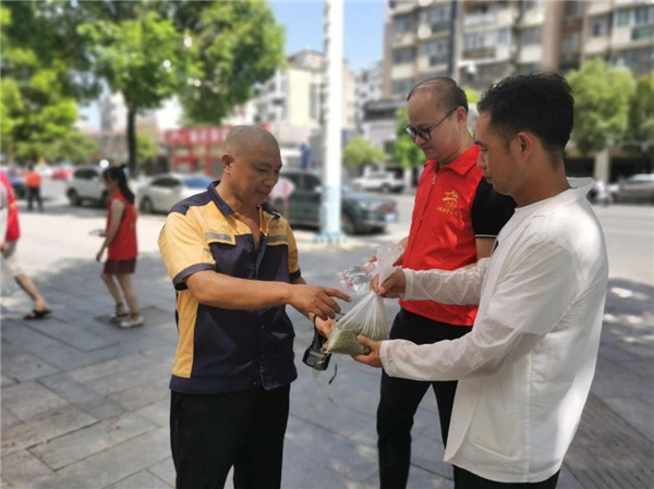 御窑景巷联合市古镇印象公司开展“温情暖心 清凉一夏”活动