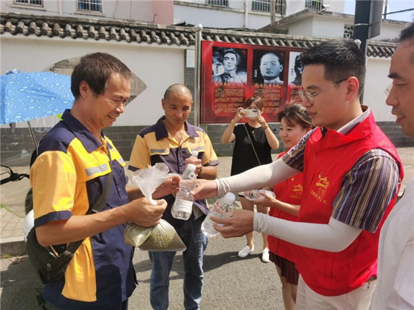 御窑景巷联合市古镇印象公司开展“温情暖心 清凉一夏”活动