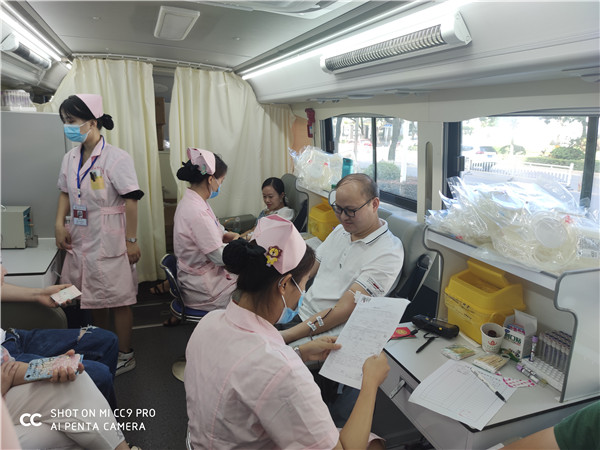市古镇投资公司组织员工参加无偿献血活动