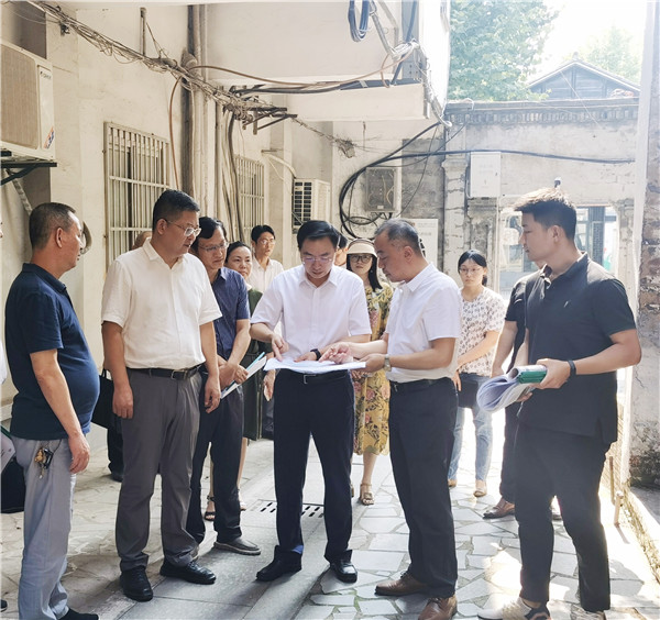 市委常委邓永翔到御窑景巷历史文化街区调研里弄保护与利用工作