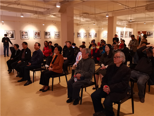 2021景德镇当代陶瓷名家风采摄影展在御窑景巷艺术馆开幕