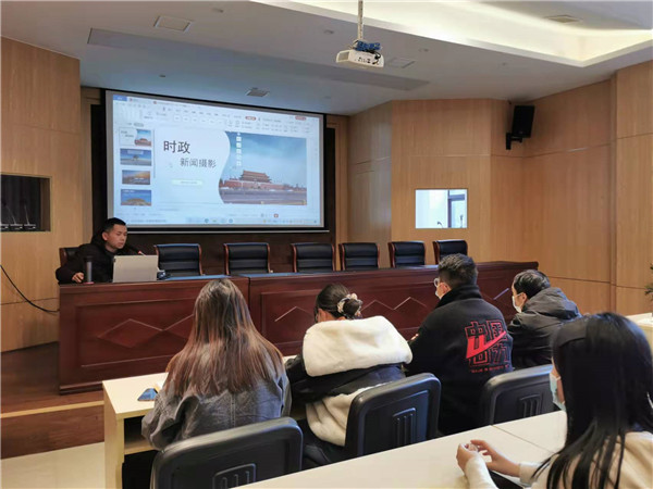 市古镇投资公司举办新闻宣传摄影技巧专题培训会
