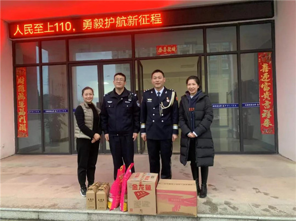节日慰问暖警心 警企一家鱼水情