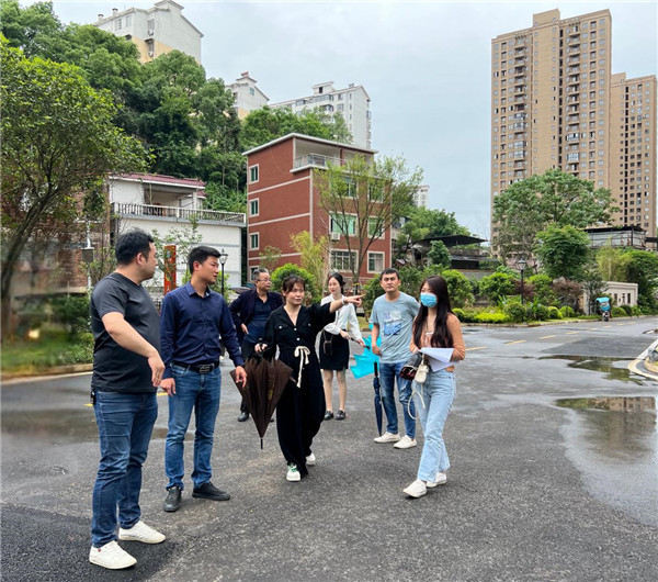 市古镇投资公司检查古镇天御小区环境卫生整治情况