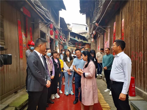 林蓉到三河村昌江水生态工程调研文物保护工作