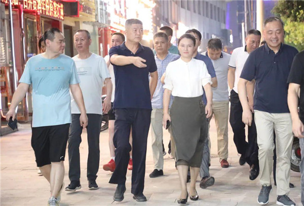 徐华实地调研新安路“停车难”问题