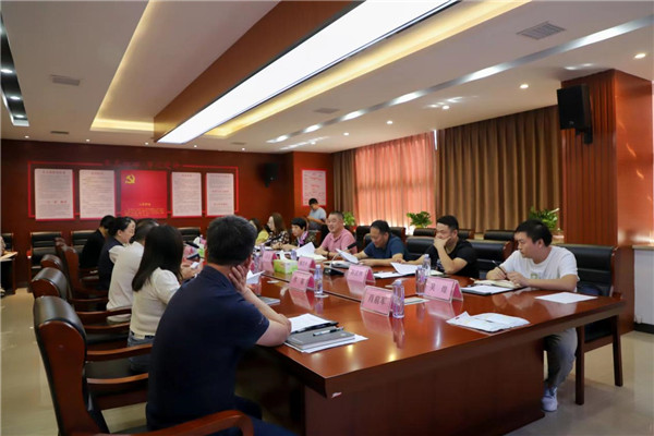 王新龙一行到市古镇投资公司调研指导