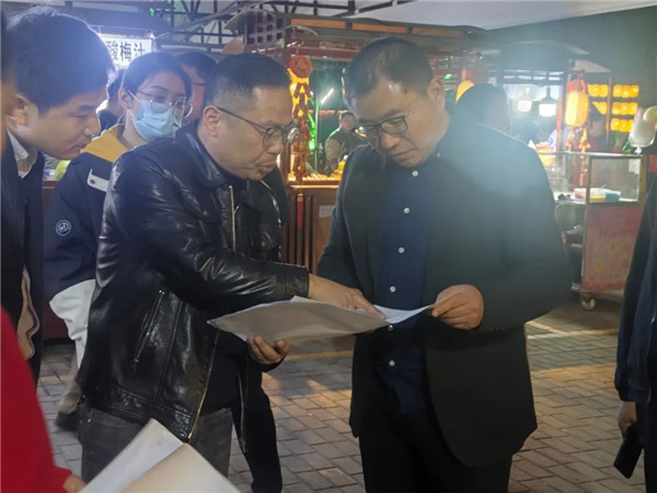 黄斌到夜珠山·码头夜市开展调研工作