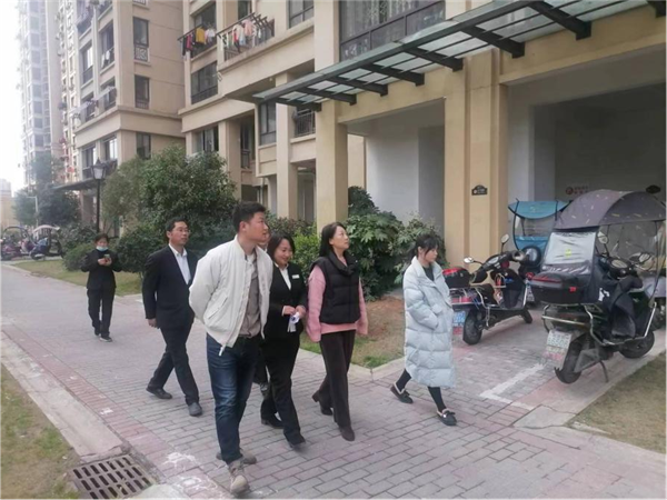 市古镇投资公司领导深入小区督导环境卫生整治工作