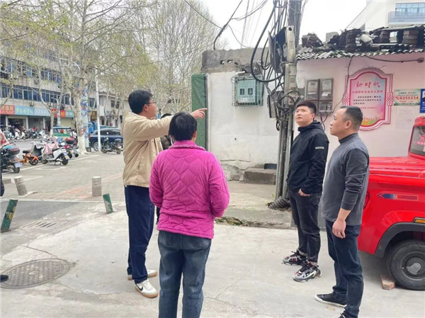 助力城市品质提升//铁路中学北侧停车场架空线路迁改