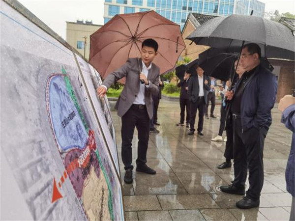 苏蕴山一行到三闾庙调研城乡历史文化保护传承及城市人居环境建设工作