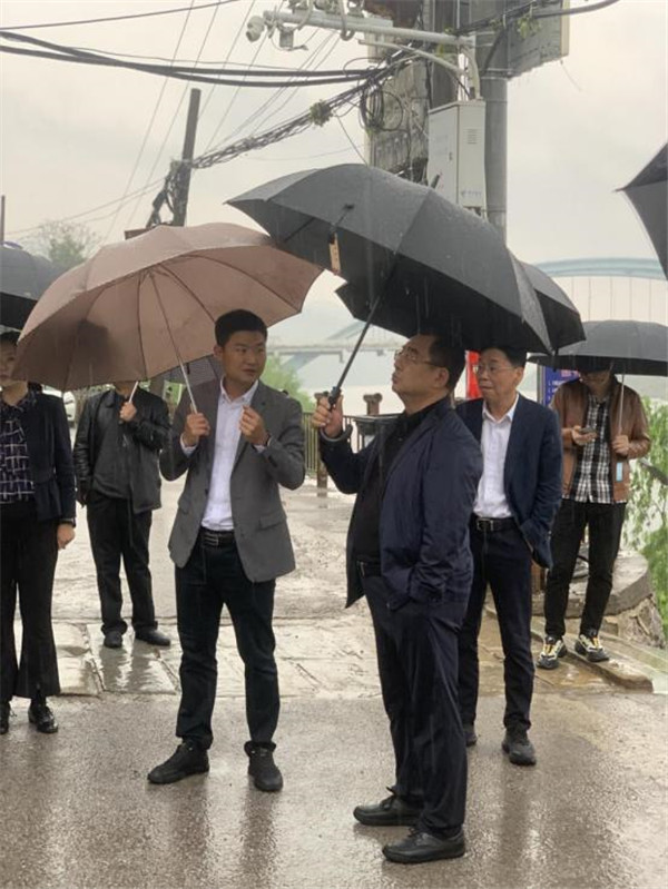 苏蕴山一行到三闾庙调研城乡历史文化保护传承及城市人居环境建设工作