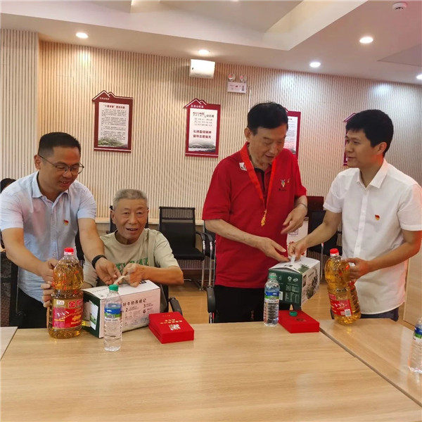 商旅文公司联合五龙山社区党支部开展慰问老党员并颁发“光荣在党50周年”纪念章活动