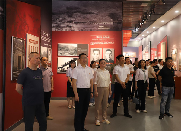 市古镇投资公司开展庆“七一”红色走读活动