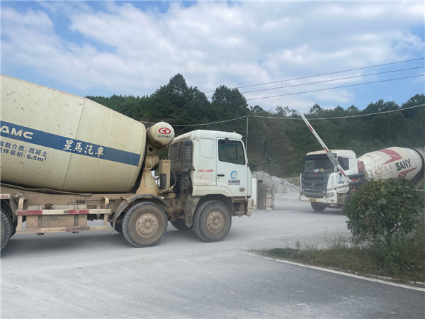 市古镇混凝土公司双节期间奋力不停歇