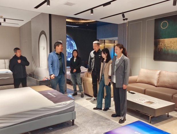 市古镇公司党总支专职副书记丰帅深入开展楼盘商铺商户调研工作