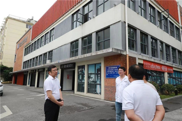 周长根调研市古镇投资公司“五一”旅游高峰应对工作