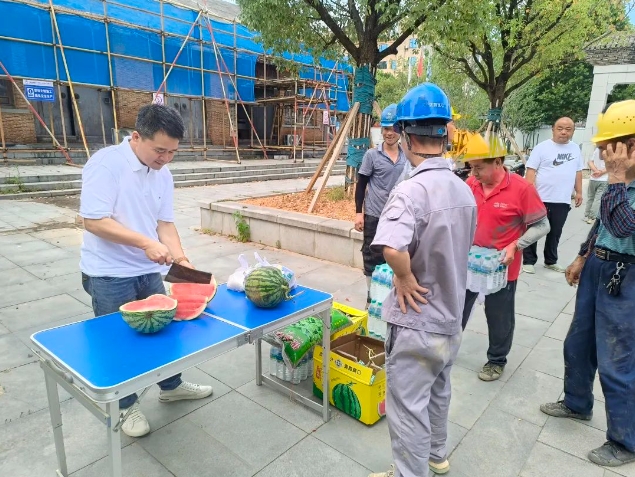 市古镇投资公司开展夏日送清凉慰问活动