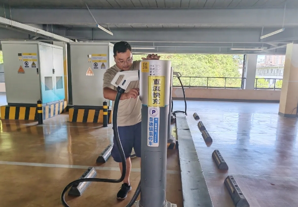 不惧高温 “热”力十足！致敬高温下坚守岗位的古镇工作者（一）