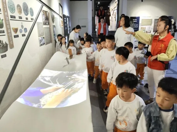 御窑景巷联合吉的堡幼儿园开展文化探索之旅