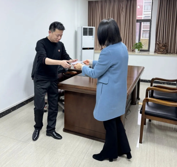 市古镇投资公司工会为职工送上生日慰问