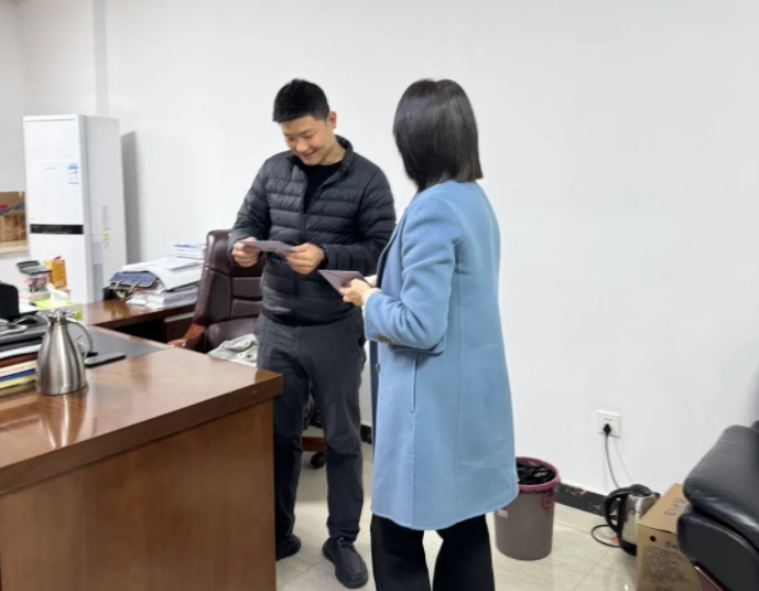 市古镇投资公司工会为职工送上生日慰问