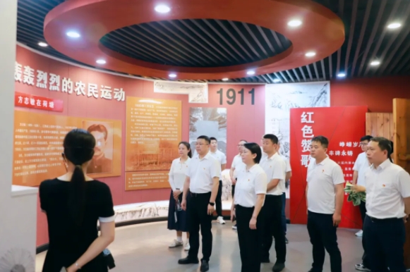 市古镇投资公司开展红色走读活动