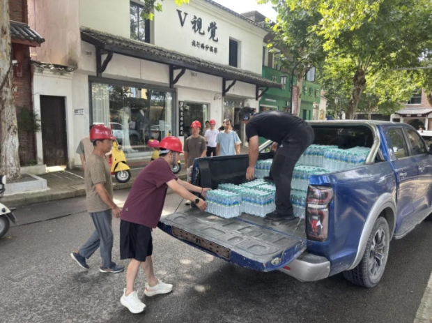 市古镇投资公司开展“夏日送清凉”暖心活动